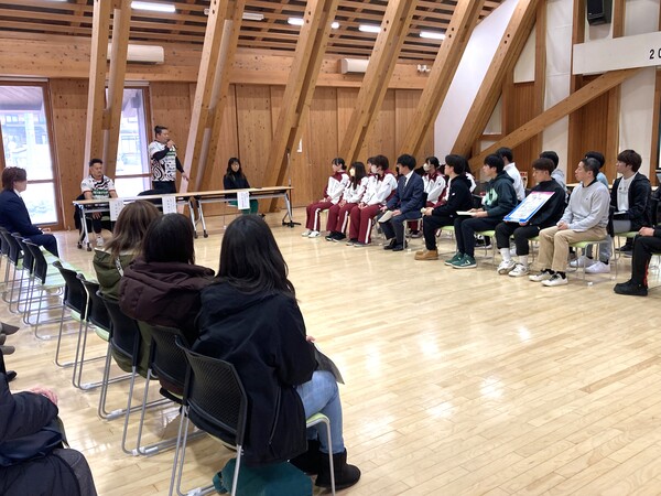 秋田ノーザンブリッツの選手からのアドバイスを真剣に聞く選手達