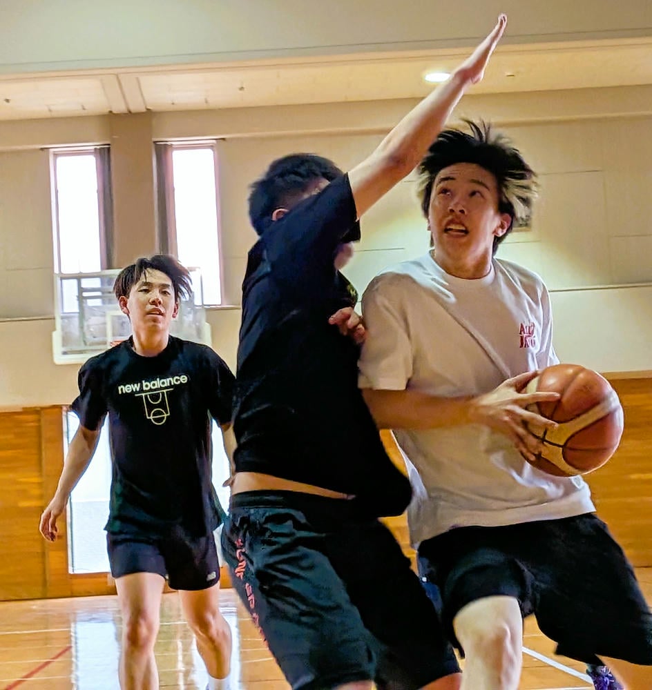 男子バスケットボールチームの試合風景
