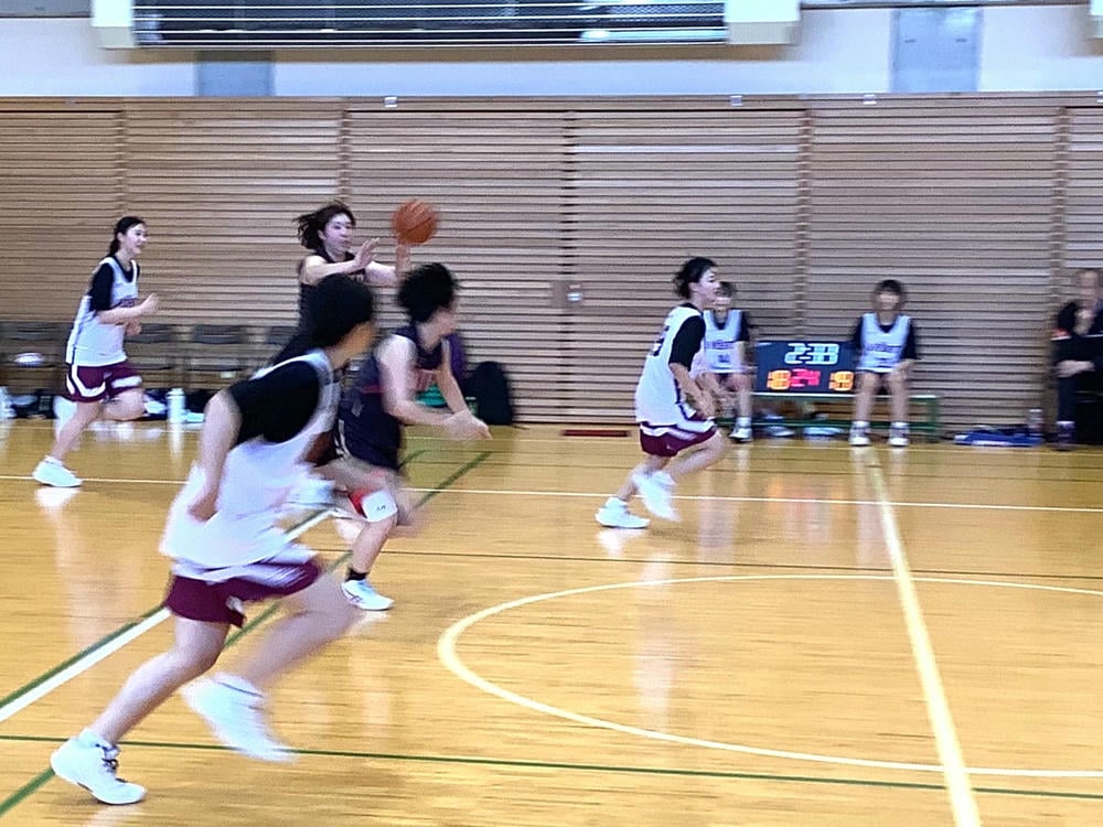 女子バスケットボールチームの試合風景